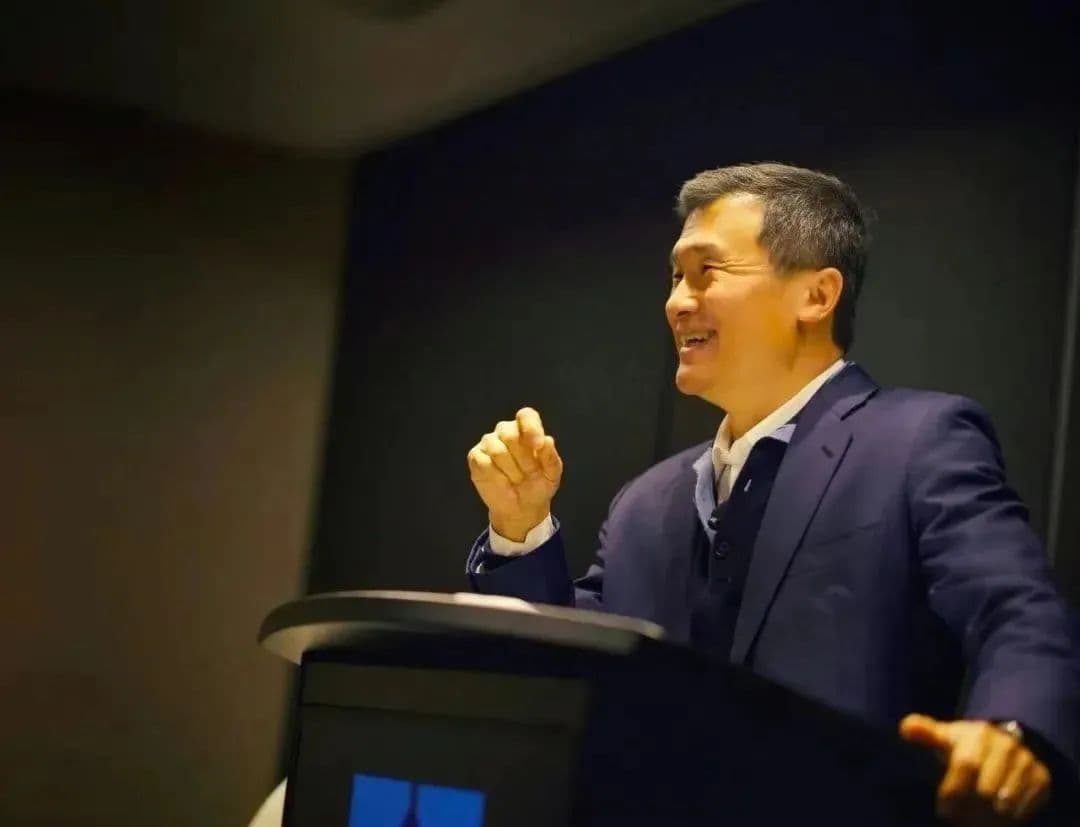 李录在讲台上演讲